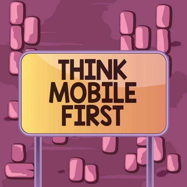 単語の書き込みテキスト｜Think Mobile最初に。使いやすいハンドヘルドデバイスのビジネスコンセプトアクセス可能なコンテンツ24 or7ハンディボード地面金属ポール空のパネル板カラフルな背景添付. — ストック写真