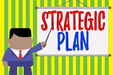 Kelime yazma Stratejik Planı. Projektör projektörü projeksiyonunun önünde duran istenen bir iş adamının sistematik bir süreç olarak öngörülmesi fikri.