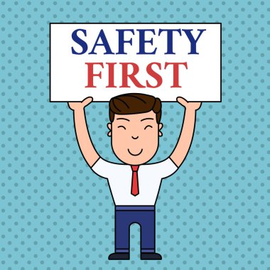 Önce Güvenlik 'i gösteren bir not yazıyorum. İş fotoğrafçılığı derdi ki, en önemli şey güvende olmaktır Gülümseyen Adam 'ın İki Elle Büyük Boş Pankart Tutuşu.