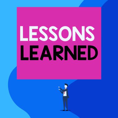 Ders Öğrenilmiş 'i gösteren metin işareti. Tecrübeyle kazanılan kavramsal fotoğraf ya da anlayış. Tecrit edilmiş bakış açısı. İki elle dikdörtgen şeklinde duran genç adam..