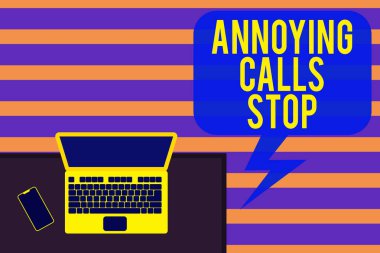 Sinir bozucu aramaları gösteren bir not yazıyorum. İş fotoğrafı gösterimi spam telefonları yasaklıyor. Kızgın numaralar karalanıyor. Çalışma yeri, dizüstü bilgisayar, ahşap masa akıllı telefon..