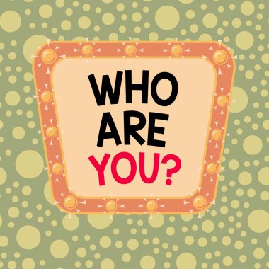 Mesaj işareti Kim olduğunu gösteriyor. Kavramsal fotoğraf birisi size göstermelik arkaplanınızı ya da geçmişinizi soruyor asimetrik biçimsiz şekil şekil nesne ana hatları çoklu renk tasarımı.