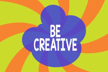 Yaratıcı Ol 'u gösteren bir not yazıyorum. Soyut geometrik derin bir tasarım yaratmak için hayal gücünün kullanıldığı bir iş fotoğrafı sergisi. Derinlik simülasyonu yapılıyor. Döndürme.