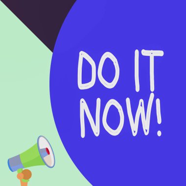 Kelime yazma metni. Şimdi yap. Tereddüt etmeden çalışmaya başlamak ya da hemen bir şeyler yapmak için iş konsepti. Küçük megafonlu boş balon boş metnin yarısı. Duyuru.