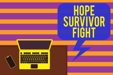 Hope Survivor Fight 'ı gösteren bir not yazıyorum. İş fotoğrafçılığı hastalığına karşı ayakta duruyor. Rüyanda görürsün. Ofis bilgisayarında çalışıyor..