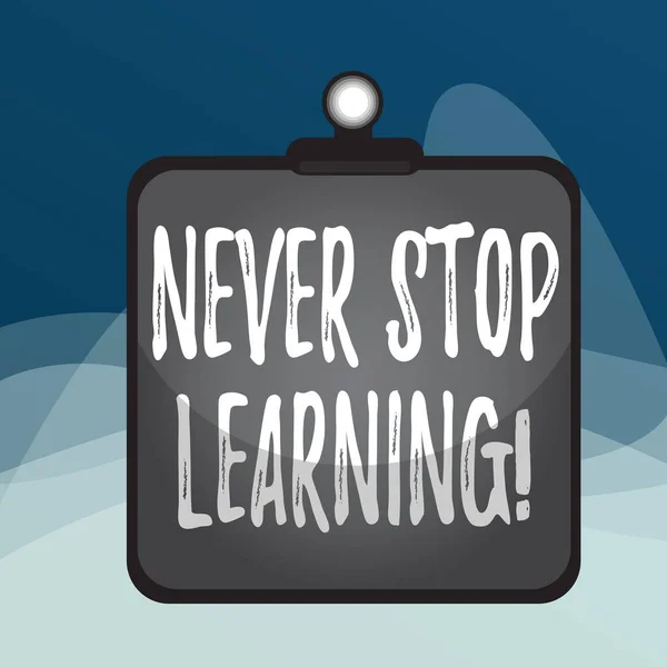 Piszę liścik z "Never Stop Learning". Biznes zdjęcia showcasing nadal studiować zdobywanie nowej wiedzy lub materiałów Clipboard kolorowe tło sprężyna klips tkwi związać pusty deski ramki. — Zdjęcie stockowe