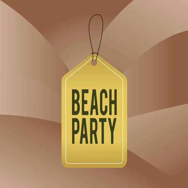 Écriture manuscrite de texte Beach Party. Concept signifiant grand groupe de montrer organisent un événement à la plage vide tag espace vide coloré fond étiquette rectangle attaché chaîne . — Photo