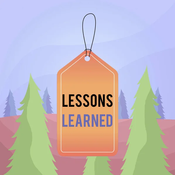 Szövegírási szöveg Lessons Learned. Üzleti koncepció a tapasztalat által szerzett tudáshoz vagy megértéshez Üres címke üres tér színes háttér címke téglalap csatolt karakterlánc. — Stock Fotó