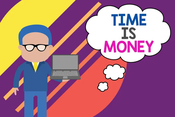 Tekst pisma Time Is Money. Koncepcja czasu oznacza, że czas jest cennym zasobem Rób rzeczy tak szybko jak to możliwe Stojący mężczyzna w garniturze noszący okulary z otwartym laptopem zdjęcie Art. — Zdjęcie stockowe