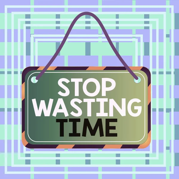 Signo de texto que muestra Stop Wasting Time. Foto conceptual Organización de la gestión Horario permite hacerlo Comenzar ahora Junta adjunta cadena de color negro marco amarillo vacío forma de rectángulo en blanco . —  Fotos de Stock