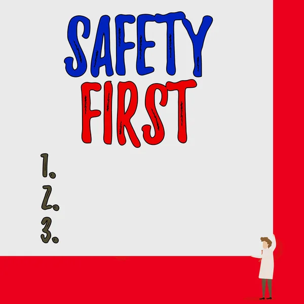 Σήμα που δείχνει την ασφάλεια πρώτα. Η εννοιολογική φωτογραφία έλεγε ότι το πιο σημαντικό πράγμα είναι να είσαι ασφαλής Ένας καθηγητής φοράει λευκό παλτό κόκκινη γραβάτα κρατά μεγάλο πίνακα χρησιμοποιεί δύο χέρια. — Φωτογραφία Αρχείου