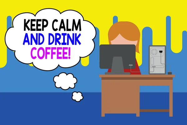 Πινακίδα που δείχνει Keep Calm And Drink Coffee. Εννοιολογική φωτογραφία ενθαρρύνει την επίδειξη για να απολαύσετε καφεΐνη ποτό και να χαλαρώσετε Νεαρή γυναίκα γραφείο κάθεται επιφάνεια εργασίας υπολογιστή γραφείου οθόνη φωτογραφία. — Φωτογραφία Αρχείου