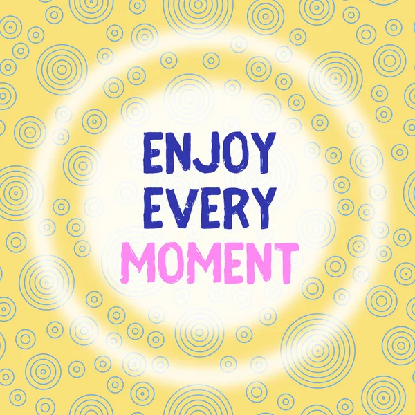 Kézírás szövegírás Enjoy Every Moment. Koncepció jelentése, hogy elégedett az életed Jó szórakozást Értékes idő Több réteg Különböző méretű koncentrált körök Diagram Ismételje minta. — Stock Fotó