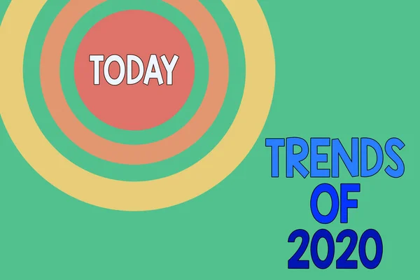 Tekstbord met trends van 2020. Conceptuele foto dingen die beroemd is voor korte tijd in het lopende jaar Dotted tunnel simuleren zon schijnt. Abstracte futuristisch. Komische achtergrond. — Stockfoto