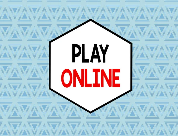 Текстовый знак, показывающий Play Online. Концептуальное фото видеоигры, воспроизведенной в компьютерной сети "Непрерывный шаблон чередующихся прямых и перевернутых голубых треугольников в линии" . — стоковое фото