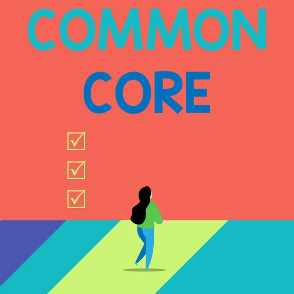 Szóírás szöveg Common Core. Üzleti koncepció a matematika és az angol nyelv egyetemi szabványaihoz Vissza view fiatal hosszú haj nő kezében nagy üres négyzet bejelentés. — Stock Fotó