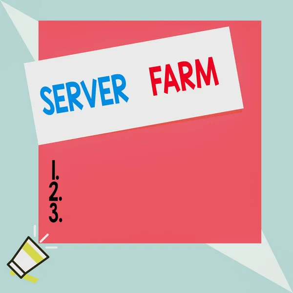 A kiszolgáló farmot ábrázoló üzenet. Fogalmi fotó egy csoport számítógép működik, mint a szerverek és elhelyezett együtt Beszél trombita a bal alsó és a papír csatolt téglalap háttér. — Stock Fotó