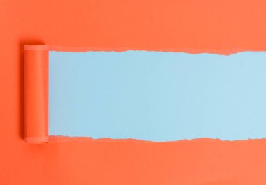 Karton ortadan ikiye ayrılıp yumuşak renkli bir masanın üzerine yerleştirilir. Pastel arkaplanda kalın yırtık bir kağıt. Dairenin sanatsal düzenleme yöntemi fotoğrafçılıktır.