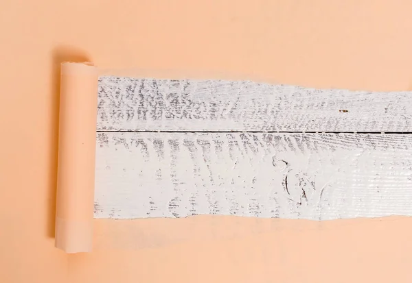 Le carton est déchiré au milieu placé au-dessus d'une table classique en bois. Papier épais déchiré sur fond de bois texturé. Manière artistique d'arranger la photographie de pose à plat — Photo