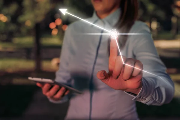 Femme humaine présentant une présentation en utilisant les derniers appareils sophistiqués. Femme porter costume de travail formel présentant comment fonctionne le gadget intelligent. photo de la vie moderne . — Photo