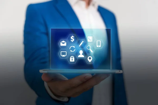 Hombre humano presentando una presentación utilizando los últimos dispositivos sofisticados. El hombre usa traje de trabajo formal presentando cómo funciona el gadget inteligente. foto de la vida moderna. — Foto de Stock