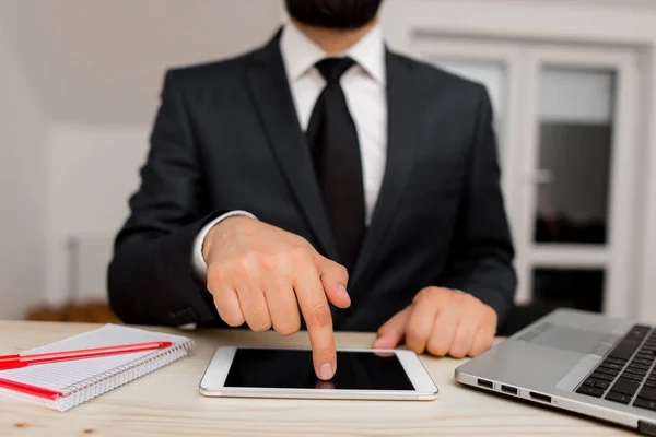 Ανδρική ανθρώπινη φορούν επίσημα ρούχα εργασίας που παρουσιάζουν την παρουσίαση της συσκευής smartphone υψηλής τεχνολογίας. Άνδρας ντυμένος με κοστούμι εργασίας συν γραβάτα δείχνει μικρό κινητό hi tech τηλέφωνο — Φωτογραφία Αρχείου