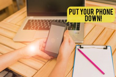 El yazısı. Telefonunu bırak. Bu da demek oluyor ki, son telefon bağlantısına elveda demek dizüstü bilgisayarlı akıllı telefon ofisi teknolojik cihazları sağlıyor..