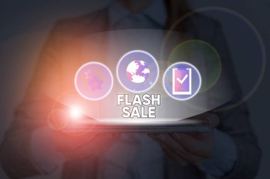Flash Sale 'i gösteren mesaj tabelası. Kavramsal fotoğraf, malların kısa bir sürede çok düşük fiyatlara satılması..