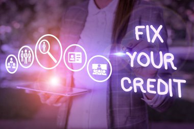 Kavramsal el gösterilen Your Kredi tamir yazma. İş fotoğraf tutmak vitrine düşük kredi kartları ve diğer kredi bakiyeleri.