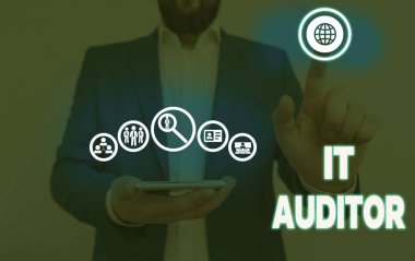 It Auditor 'u gösteren bir not yazıyorum. Sistemin doğruluğunu incelemek ve doğrulamak için yetkilendirilmiş iş fotoğrafı gösterimi.