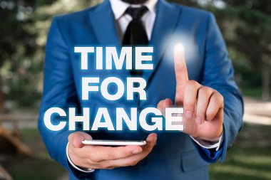 Değişim Zamanı 'nı gösteren kavramsal el yazısı. İş fotoğraflarında Değişen Anlık Evrim 'in Yeni Başlangıçlar İş Adamı' nı parmakla gösteriliyor..