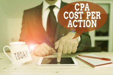 Eylem Başına Cpa Maliyeti yazan el yazısı. Kavram, kullanıcı bir Bağlantı Bağlantı Erkek İnsan giyimi sunumuna tıkladığında ödenen komisyon anlamına gelir.
