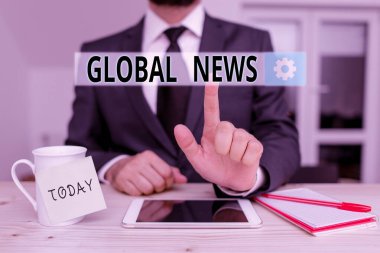 Global News 'u gösteren mesaj işareti. Kavramsal fotoğraf dünyası son olaylar hakkında kayda değer bilgiler. Erkek insan resmi kıyafetler giyer. Sunum için yüksek teknoloji akıllı telefonu kullanın..