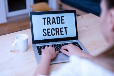 Ticaret Sırrı 'nı gösteren bir not yazıyorum. Ürünlerini analiz eden bir şirket tarafından kullanılan iş fotoğraflama tekniği. Akıllı telefon ve ofis teknolojisi kullanan bir kadın..