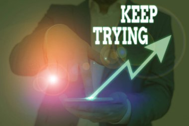 Kavramsal el yazısı denemeye devam ettiğini gösteriyor. İş fotoğrafı metni bir şey yapmaya ya da tekrar tekrar bir şey yapmaya devam ediyor.