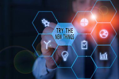 Yeni şeyler denemek gösterilen Not yazma. İş fotoğraf vitrine hayat rutin öğrenmek kadar bazı yenilikçi becerileri tatili.