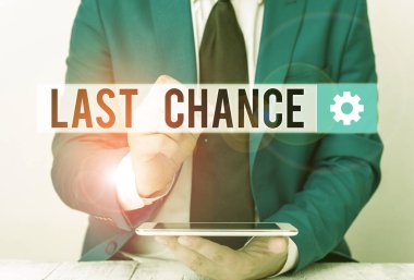 Son Şans 'ı gösteren bir not yazıyorum. Başarı için son fırsat olarak görülen bir durumu gösteren iş fotoğrafı. İşadamı boş kopya alanındaki kalemle işaret ediyor..