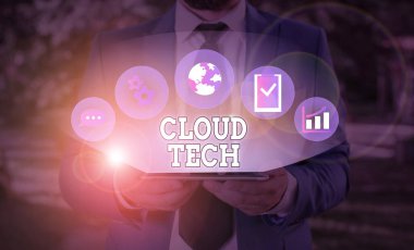Kelime yazma Cloud Tech. İnternet üzerinden veri ve programların depolanması ve erişimi için iş kavramı.