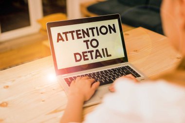 Detaylara Dikkat 'i gösteren mesaj işareti. Kavramsal fotoğraf Titizlik ve Doğruluk Başarı Tam olarak farkında kadın laptop bilgisayar akıllı telefon sabıka ofisi teknolojik cihazlar sağlar.