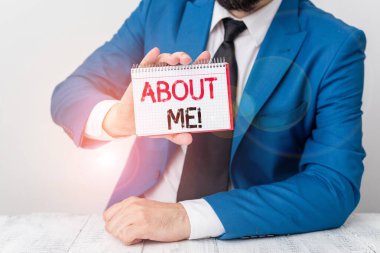 Mesajda benim hakkımda yazıyor. Kavramsal fotoğraf birisine senin iyi ve kötü özelliklerini ve geçmiş olayları anlatıyor. Önünde kopyalama alanı olan boş bir kağıt tutuyor. Boşluğu kopyala.