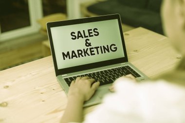 Satış ve Pazarlama 'yı gösteren yazı. Konsept fotoğraf tanıtımı mal ve hizmetlerin dağıtımı kadın dizüstü bilgisayar akıllı telefon sabıka ofisi teknolojik cihazlar sağlar.