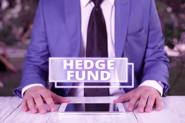 Nota de redacción que muestra Hedge Fund. Foto de negocios mostrando básicamente un nombre elegante para una sociedad de inversión alternativa Empresario en suite azul con una corbata sostiene la falda en las manos . —  Fotos de Stock