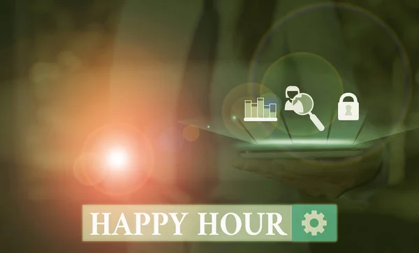 Happy Hour 'ı gösteren bir not yazıyorum. Bir barda ya da restoranda içkiler indirimli fiyattan satıldığında iş fotoğraflarının sergilenmesi. — Stok fotoğraf