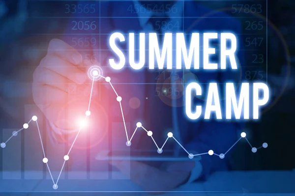 Skriva text på Summer Camp. Begreppet betyder övervakat program för barn som genomförs under sommaren. — Stockfoto