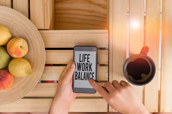 Schrijfbriefje met Life Work Balance. Zakelijke foto tonen stabiliteit demonstreren behoeften tussen zijn werk en demonstratietijd vrouw met laptop smartphone en kantoorbenodigdheden technologie. — Stockfoto