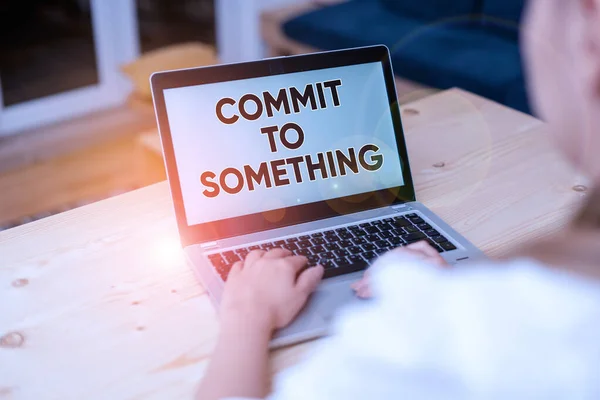 Tekst teken toont Commit to Something. Conceptuele foto To Live a Life of Purpose with Pride Honor a Promise vrouw laptop computer smartphone mok kantoor levert technologische apparaten. — Stockfoto