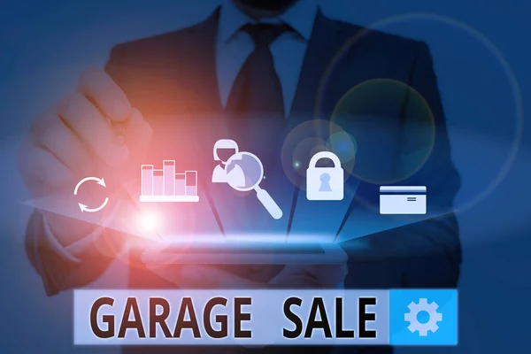 Kézírás üzenet Garázs eladás. A koncepció a gyakran a garázsban tárolt különféle háztartási cikkek értékesítését jelenti. — Stock Fotó