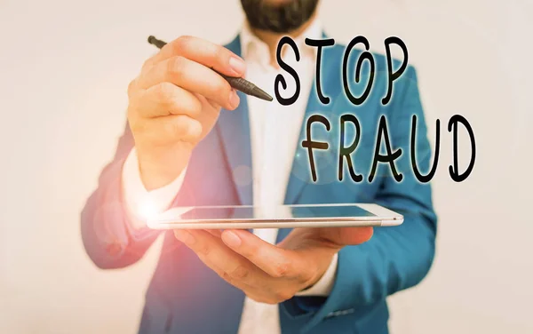 Teks tulisan tangan Stop Fraud. Konsep berarti saran kampanye yang menunjukkan untuk mengawasi transaksi uang yang lebih besar Pengusaha menunjuk dengan pena dalam ruang fotokopi kosong . — Stok Foto
