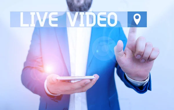 Handschrift tekst schrijven Live Video. Concept betekent het uitzenden van een live video of streamingfeed naar een online publiek Zakenman in de blauwe suite met laptop wijzend met vinger. — Stockfoto