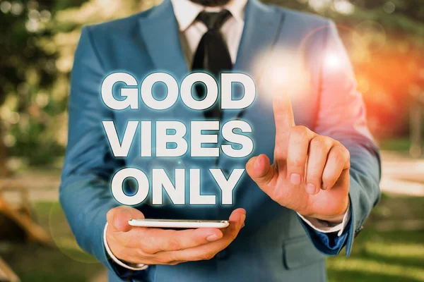 Escritura manual conceptual que muestra Good Vibes Only. Foto de negocios mostrando emociones positivas sentimientos No hay energías negativas Hombre de negocios con el dedo en la punta delante de él . — Foto de Stock